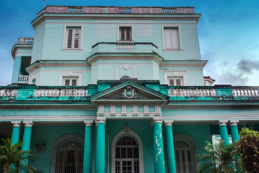 Other view of the house and the balcony.