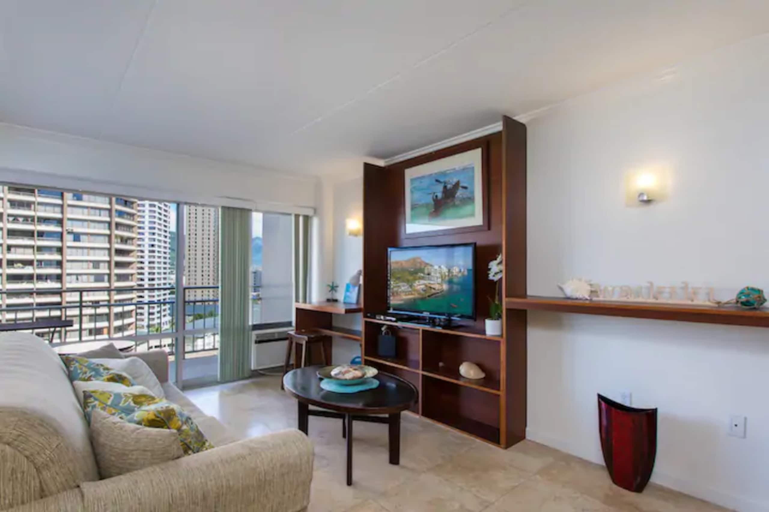 Condo in Honolulu · ★4.64 · 1 bedroom · 2 beds · 1 private bath - Image 2