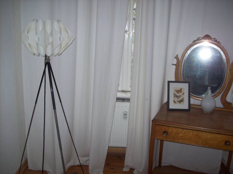 Schlafzimmer mit Antiquitäten.