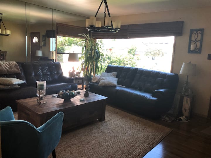 Cozy Bungalow A Few Miles From The Beach And Lax - Torrance, CA