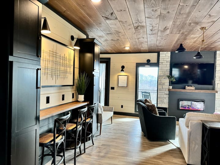 New Cabin W/ Indoor Pool And Water Park! Sleeps 22 - Sevierville, TN