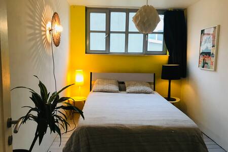 Private bedroom in a family duplex//Gare du Midi