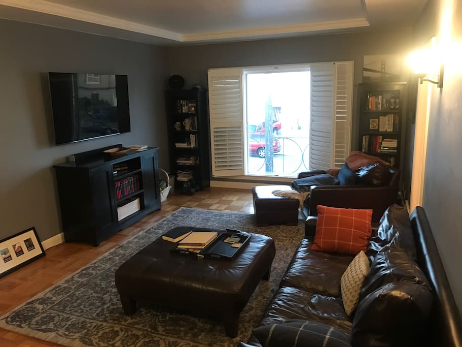 Large Living Room w 65" TV & WiFi