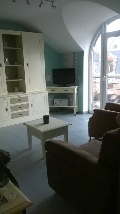 Balcon avec petite terrasse.