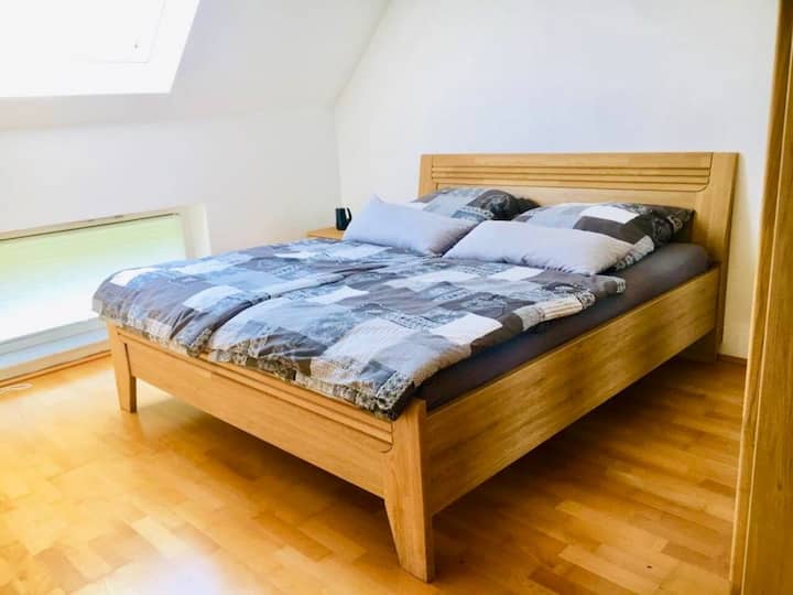 Schlafzimmer mit 1 großen Doppelbett & Kleiderschrank 
