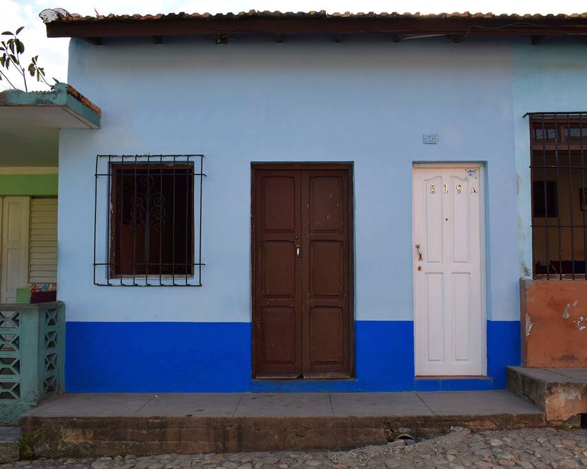 Frente de la casa, entrada puerta blanca