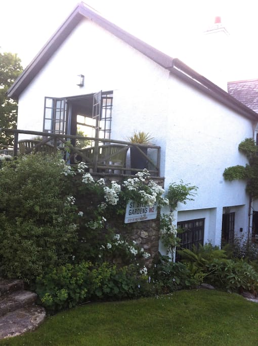 Back of the house with balcony with sea view.