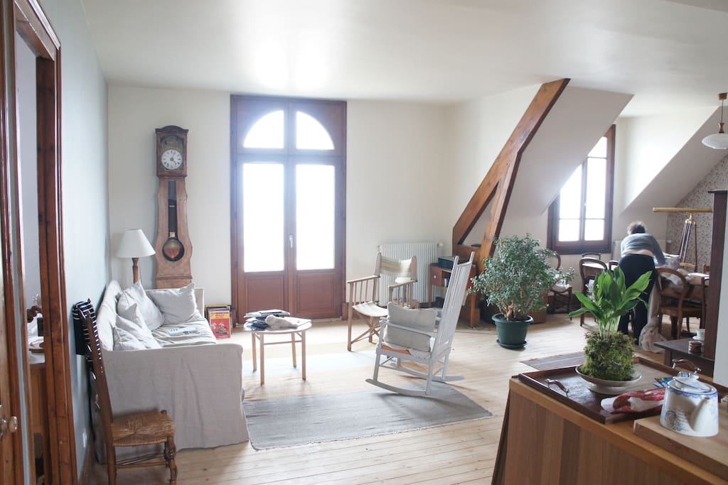 Le salon vu de la cuisine, le plan de cuisine sur la droite
