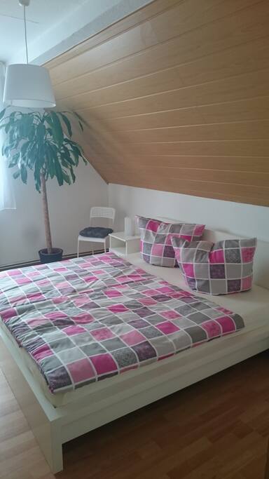 Schlafzimmer mit großem Bett