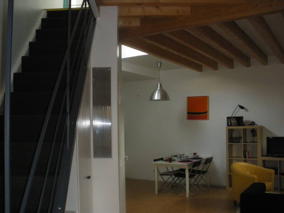 séjour et escalier accès a l'étage