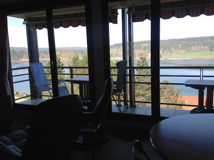 Malbuisson apartment with balcony overlooking the lake.