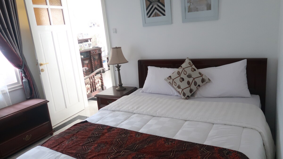 חדר שינה 3 (מיטה זוגית), מזגן,  חדר רחצה, נוף לגינה