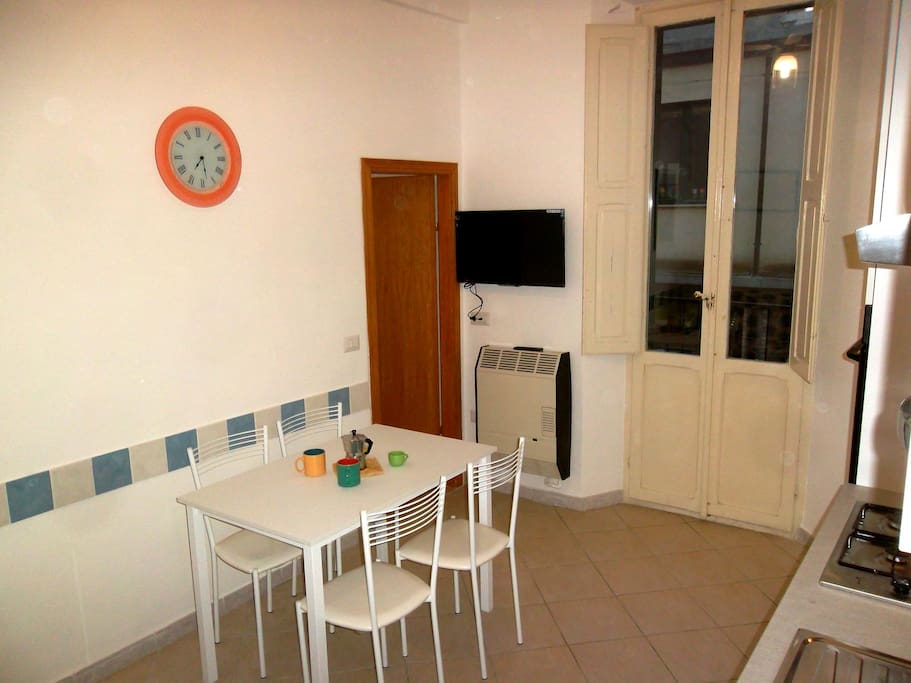 Cucina con TV led da 32"
