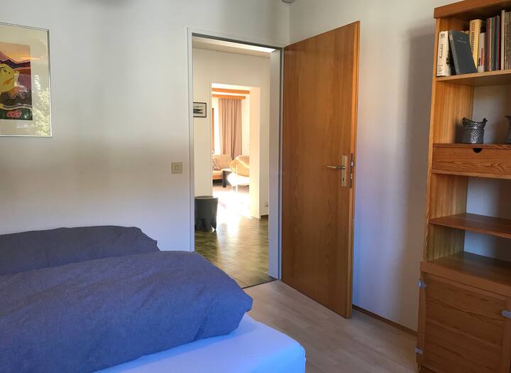 غرفة نوم مع مدخل وإطلالة على غرفة معيشة