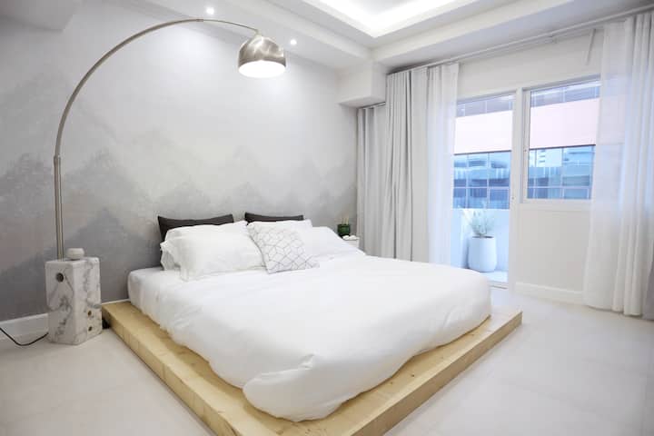 La chambre principale est équipée d'un grand lit king size et d'un coin lecture qui peut être transformé en lit d'appoint.