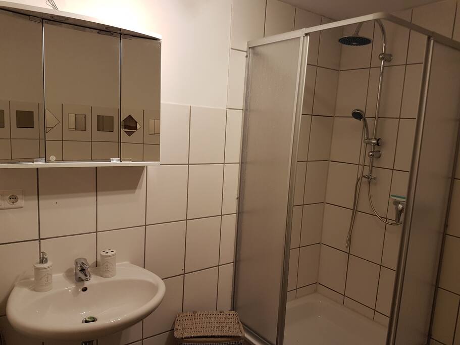 Bad mit Regenwasserdusche