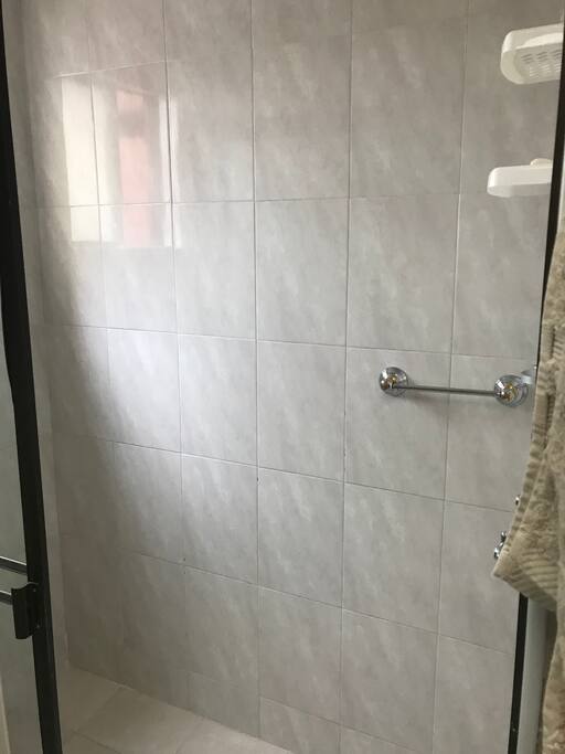 La habitación se encuentra en el segundo piso del apto cuenta con baño privado y sala de tv.