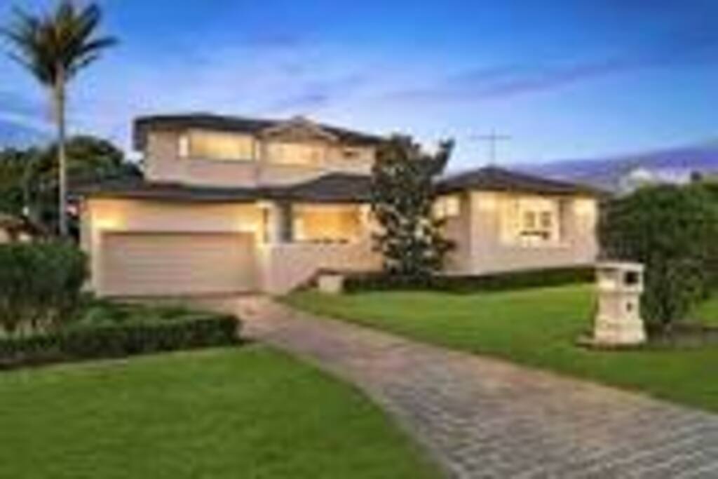 House in quiet child friendly cul de sac with bus at the doorstep for the city and train line