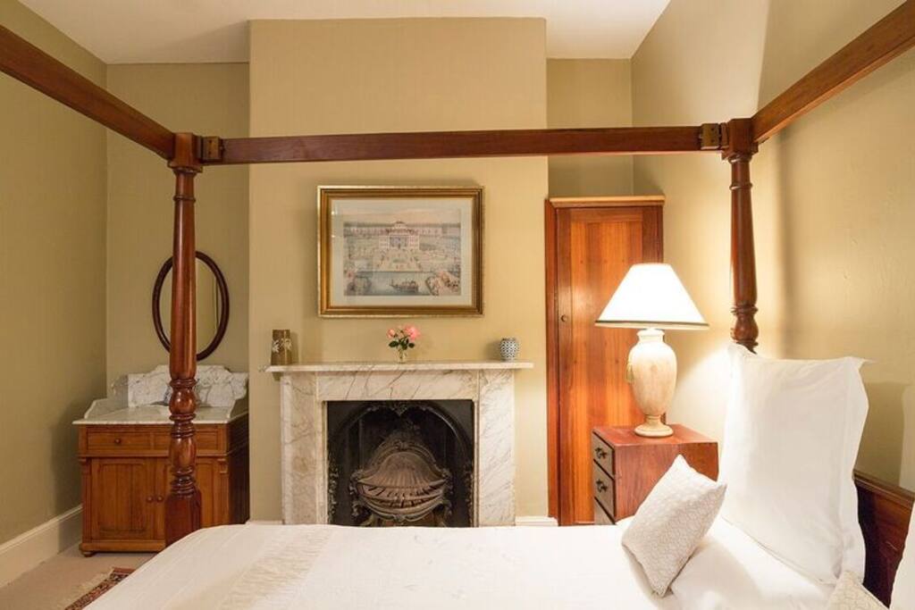 Avon queen room