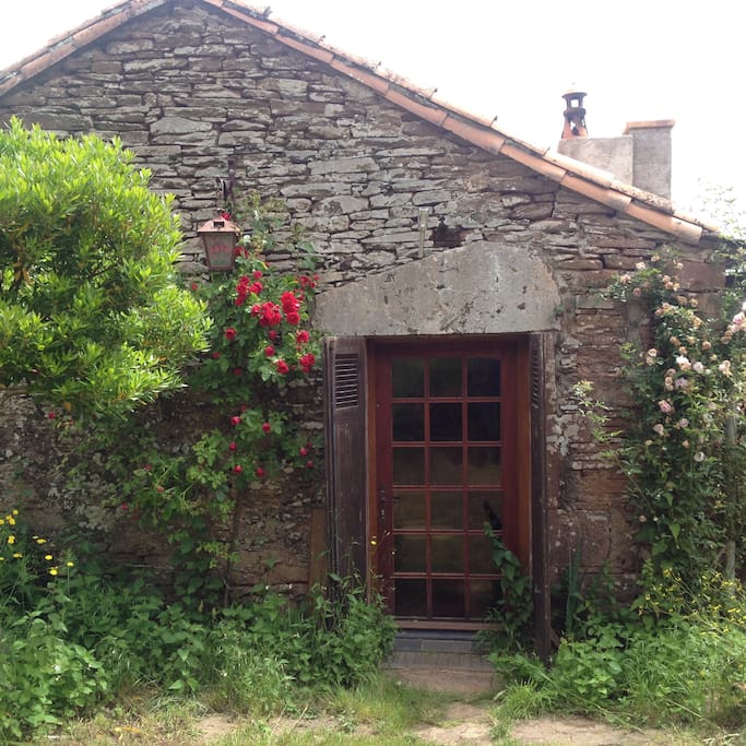 Le gîte, petite dépendance d'une demeure séculaire, est adossé au bois, avec vue sur l'étendue vallonnée du Rougier dans un cadre pastoral. En partant du gîte à pieds, belles promenades en forêt, accès à une petite rivière. Il se situe à 5mn de Belmont sur Rance.
Confort à la japonaise, intimité et ambiance chaleureuse au grand calme. Avec un peu de magie sur la propriété: visite d’un atelier de vitraux trentenaire avec possibilités de stages.
Dans les environs de la vallée du Tarn (canoë-kayak), l’abbaye cistercienne de Sylvanes (festival réputé de musique sacrée), les caves de Roquefort et de mines gallo-romaines et châteaux médiévaux, la vallée du Rance, le Rougier et les monts de Lacaune. Sources potables et ruisseaux en abondance.
A 10 mn en voiture: aérodrome et centre de planeurs de l’Aveyron, pratique possible du karting, stages céramique, équitation et piscine.