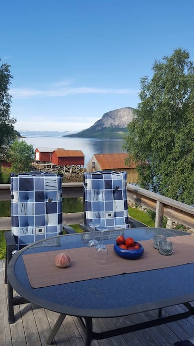 Lofoten i bakgrunnen