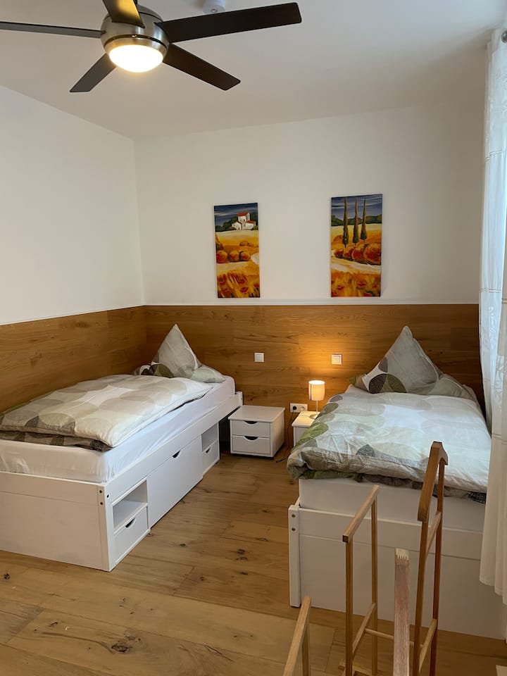 Apartamento 1
Dormitorio 2 en el centro del apartamento con 
3 camas individuales