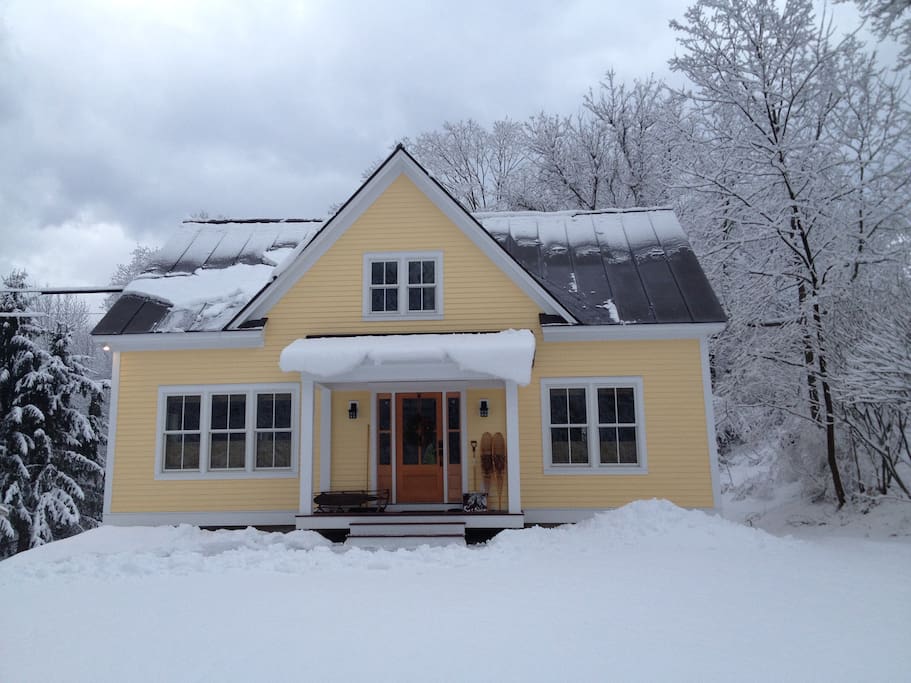 Winter wonderland - Dartmouth Skiway 3 miles from here. Dartmouth campus 11 minutes.