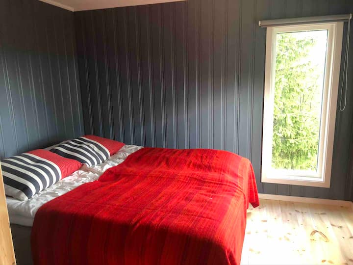 Dormitorio con cama doble