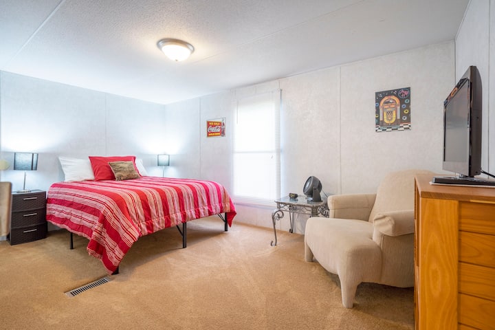 ห้องนอน 2 พร้อมเตียงควีนไซส์บนหมอนทีวีและพัดลม