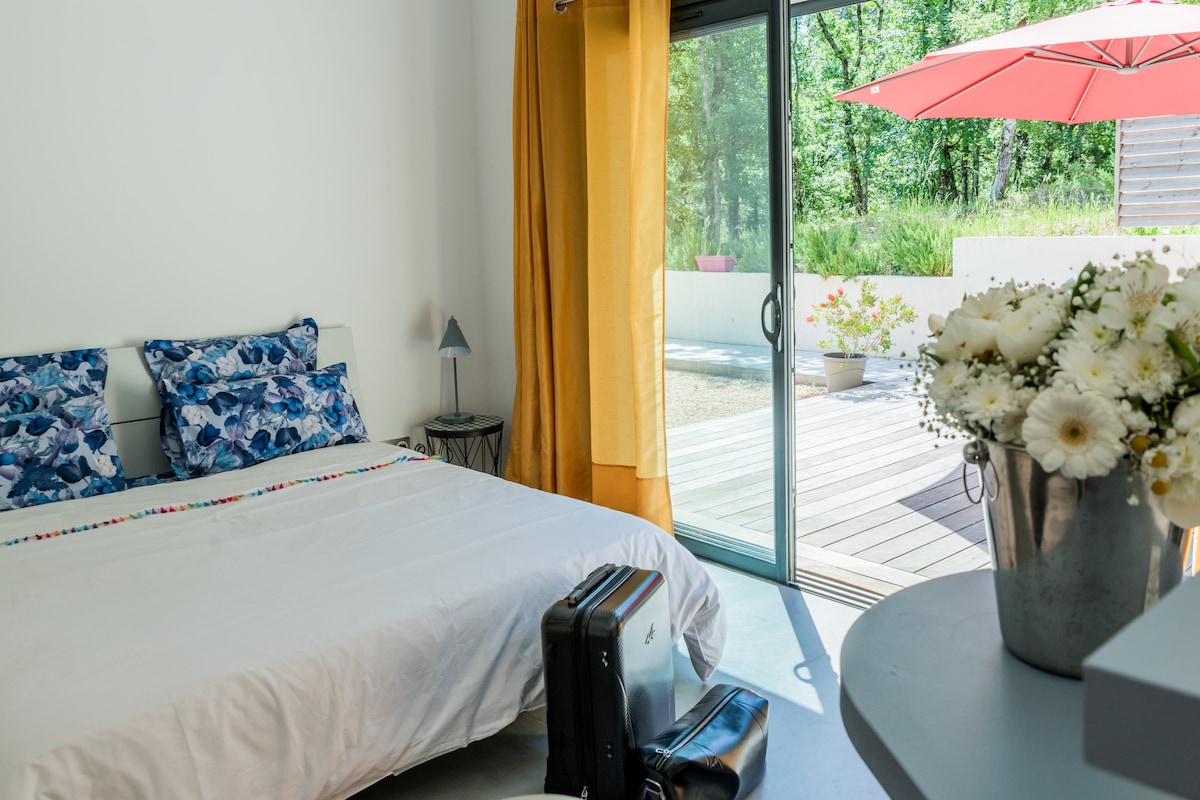 Kitanda 160 x 200 cha ukubwa wa malkia, mashuka yanapatikana kwako bila malipo.