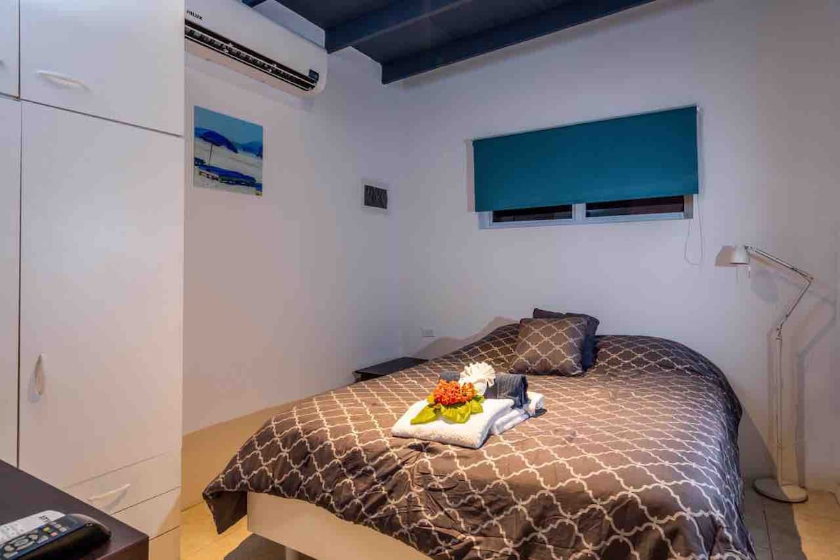 第二间卧室配有空调，墙上有自己的平板电视
标准双人床