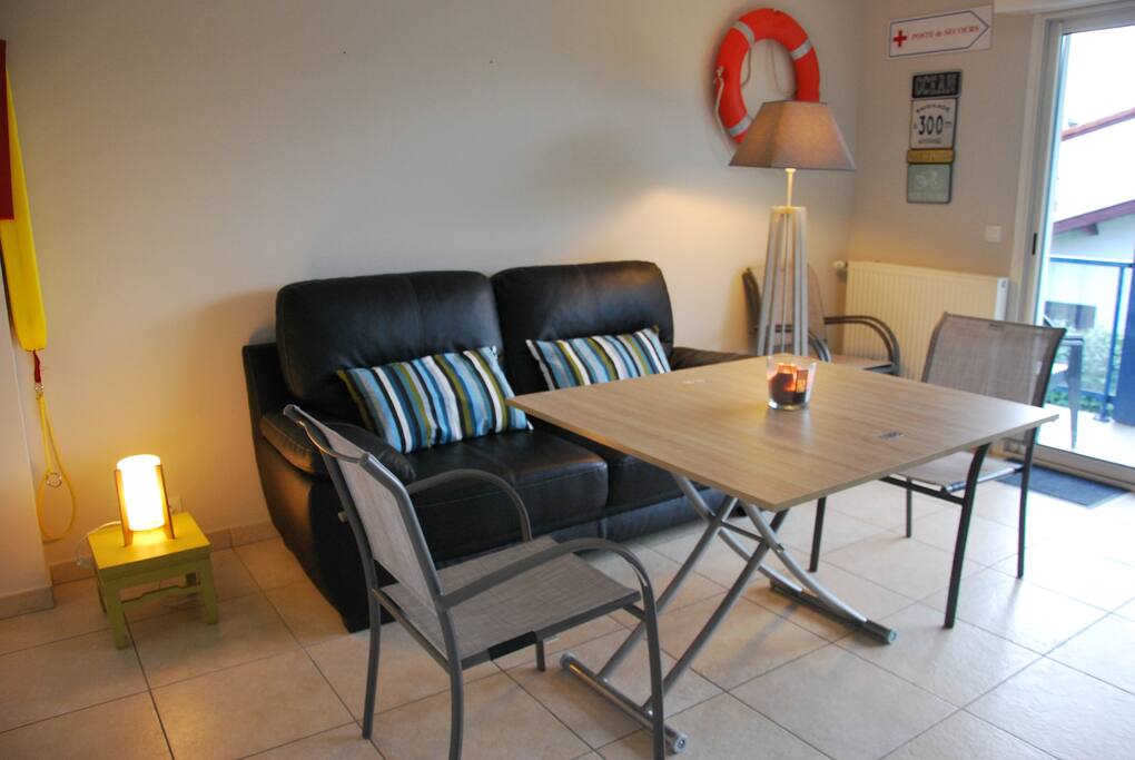 Séjour confortable avec table modulable