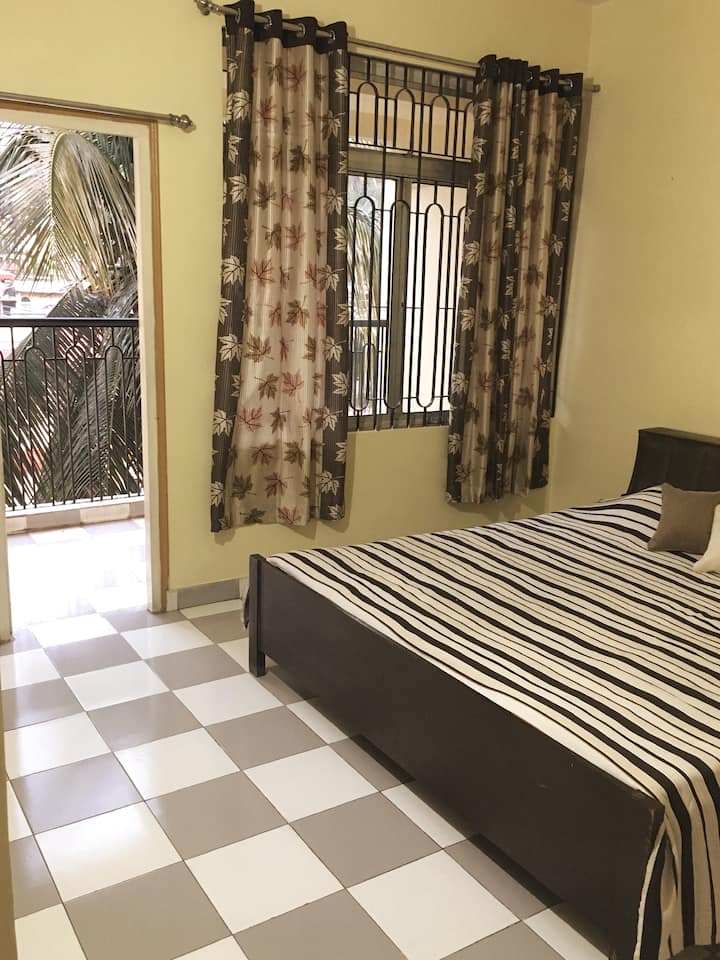 1. hálószoba - hálószoba erkéllyel és mellékelt fürdőszobával.