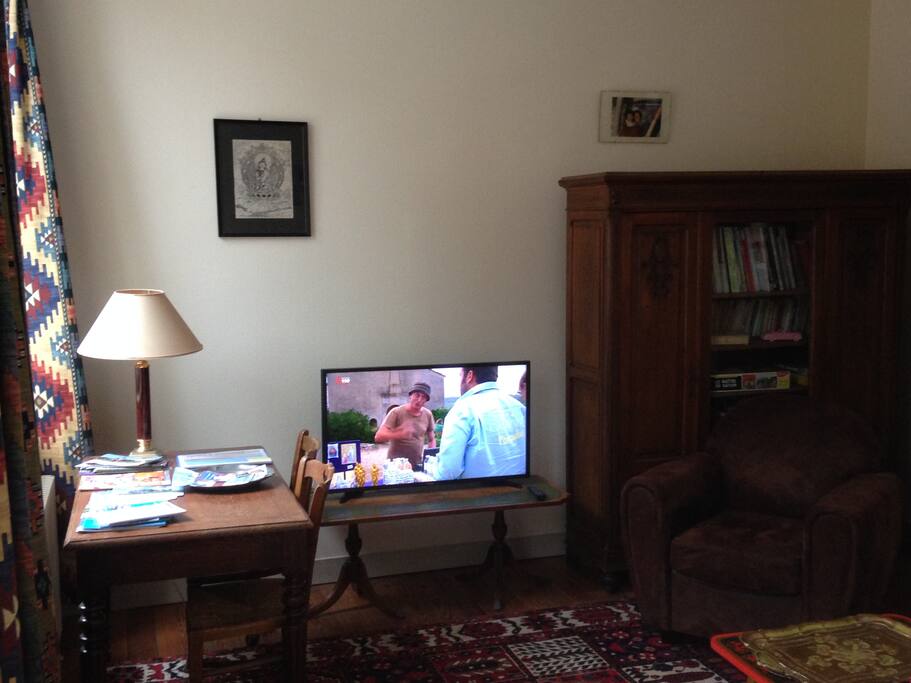 Séjour TV, bureau/Living-room TV and office table