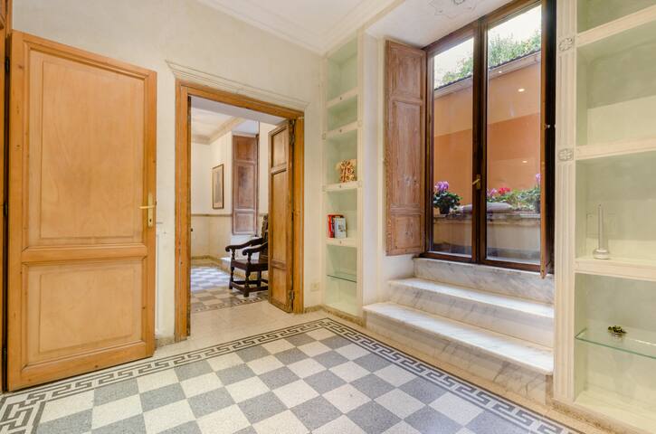 Stay near the Spanish Steps in a Historic Flat gallery image 2