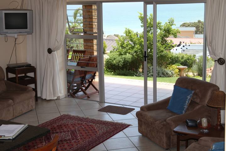 LAVENDER PLACE IN GORDON’S BAY – STUNNING VIEWS gallery image 5