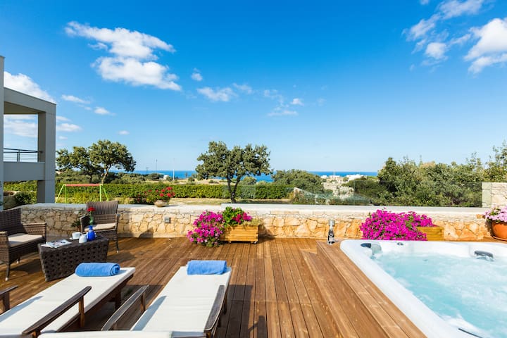 Full Privacy Family Villa Victoria!