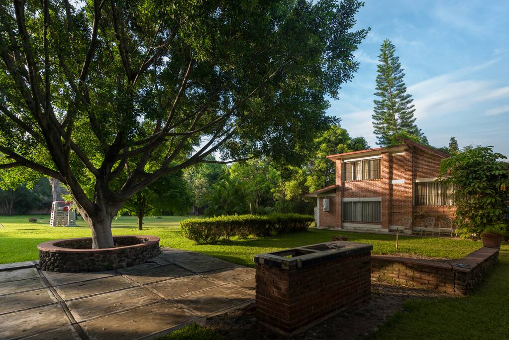 Vista del asador, espacio para hacer fogatas y bungalow