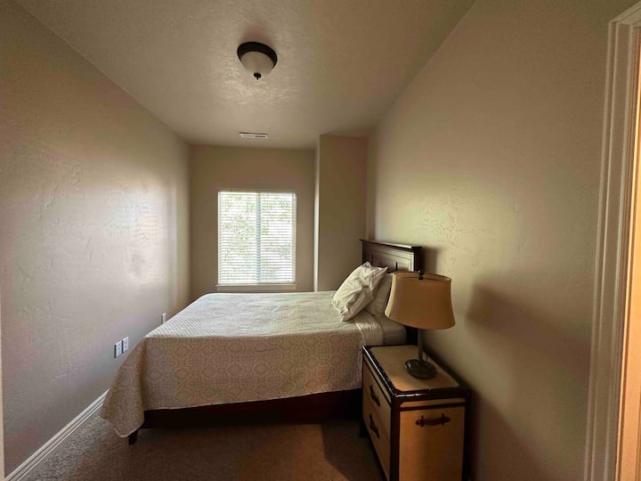 La chambre 2 dispose d'une promenade dans le placard et de beaucoup de rangements.