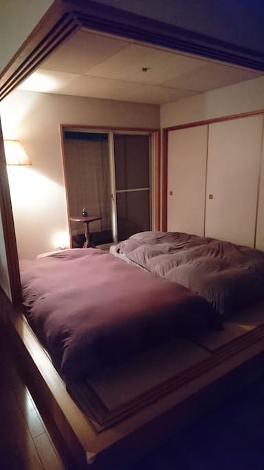 *This is not private room. We need to go through here to acccess to the third floor. 2階リビング内のお部屋で仕切りは襖のみの半個室です。(注意:個室ではありません。) 3階が私共オーナーの居住スペースとなっており、こちらの部屋が3階へ行く通路を兼ねているためお値段は低めに設定させて頂いております。ベランダに出れるサンルームに繋がる大きな窓が一つ、夏期は扇風機を設置しますがこちらの室内にエアコンはありません。同室のリビングに大型のエアコンがありますので、もしよければ襖を開けてこちらのエアコンをご使用ください。
色々とご不便おかけして申し訳ありませんが、こちらの条件に全てご了承して頂ける方のみに、こちらの客室をご案内しています。