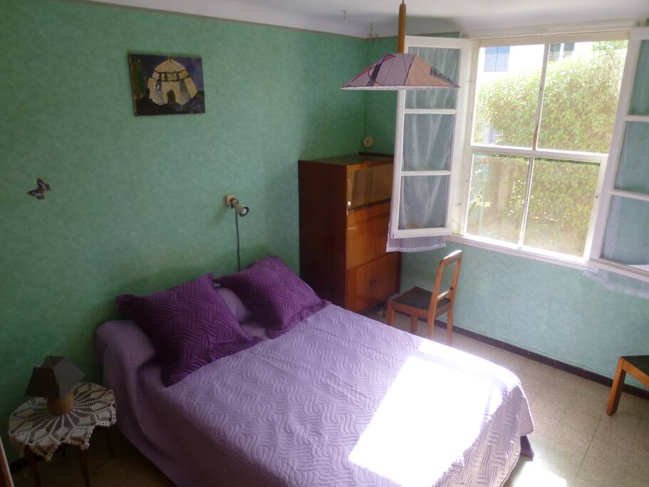 1 chambre avec une penderie ( non visible sur la photo) : quelques effets personnels qui laissent toutefois de la place pour du rangement . Un secrétaire occupé mais utilisable si besoin.