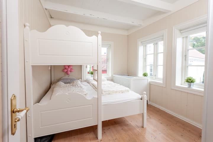 Chumba cha kulala 2 kinalala 3 na chumba cha kitanda/kitanda cha mtoto pia