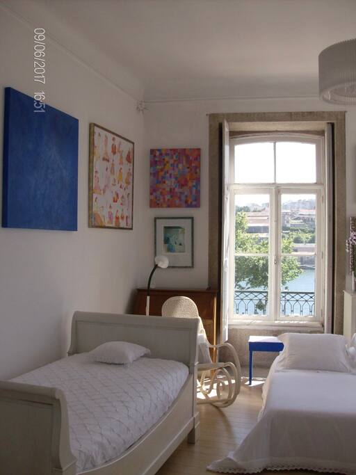 - Quarto - cama de solteiro