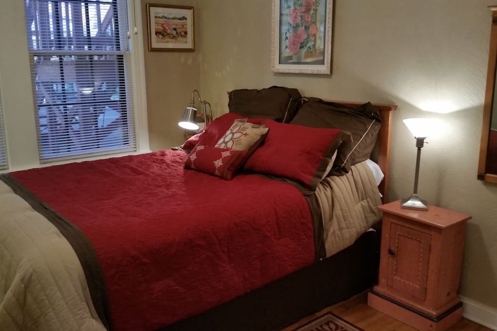 Queen sized bed; enjoy the morning light and listen to the birdsong in back patio.