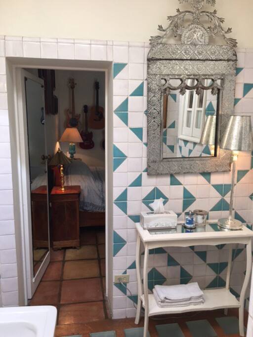 Zapata room ensuite bathroom