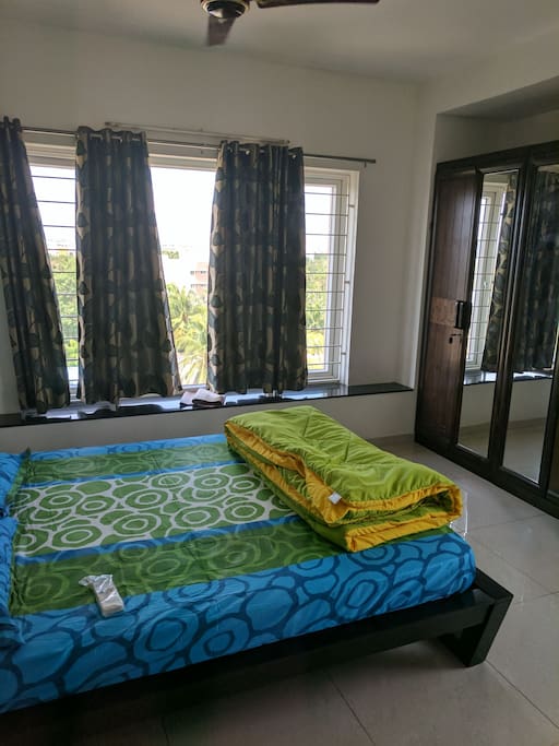 Nice spacious bedroom with a grand view, Airconditioned (Daikin)