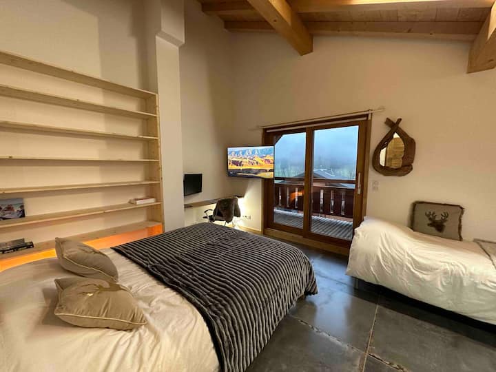 Spálňa 4 s rozlohou 22 m2 so sprchovacím kútom, umývadlom, WC; manželská posteľ 160 x 200: + 2 jednolôžka 90 x 190. 
Stôl + obrazovka Google TV pre váš Netflix alebo iný obsah z mobilného telefónu