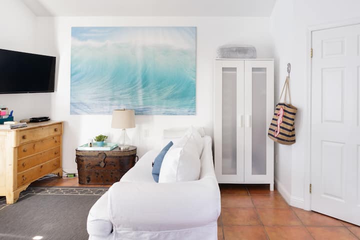 Charming Suite One Mile From Beach - Santa Monica, CA