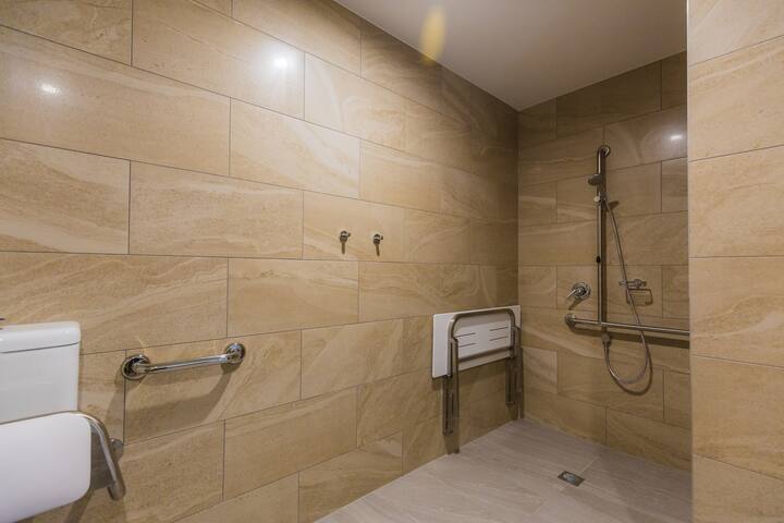 E. Stylish 2BRM Wheelchair AccessApt in Aparthotel