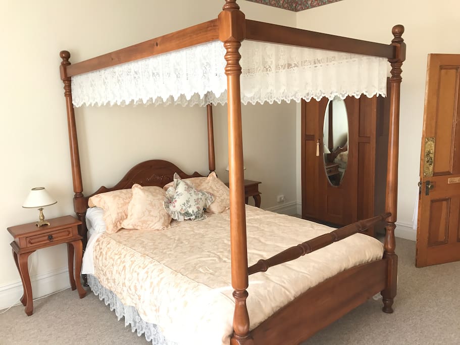 Queen four poster bed